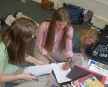 picture of 08-09 state officers at SOLT reading materials and brainstorming ideas